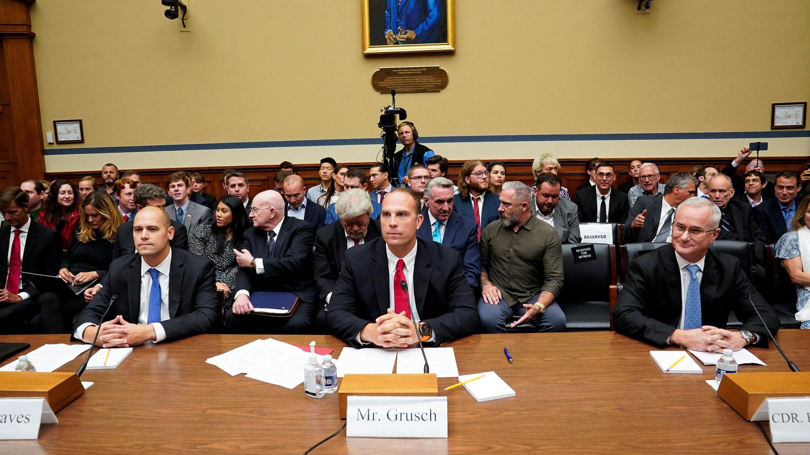 Els tres exmilitars, durant la sessió del Congrés sobre ovnis