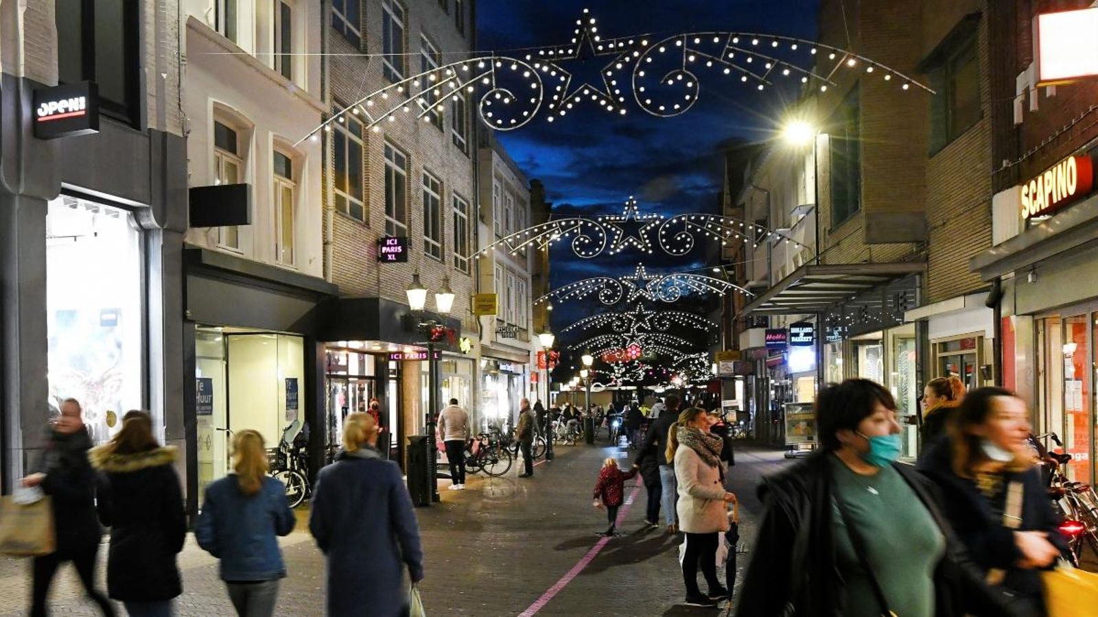 La ciutadania neerlandesa realitza les últimes compres de Nadal abans que el país es torne a confinar