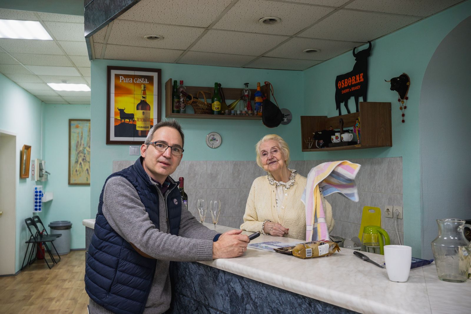 Jorge Diéguez, en la barra del Centro Español de Moscou, amb Conchita Rodríguez 