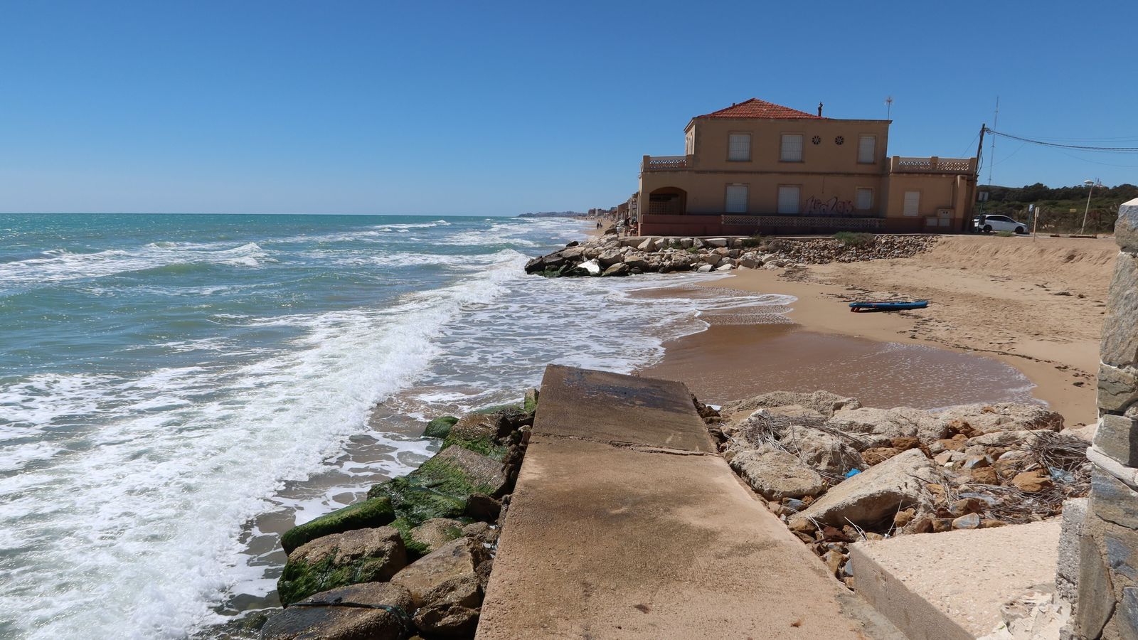 Habitatge situat a la platja de Babilònia, a Guardamar del Segura