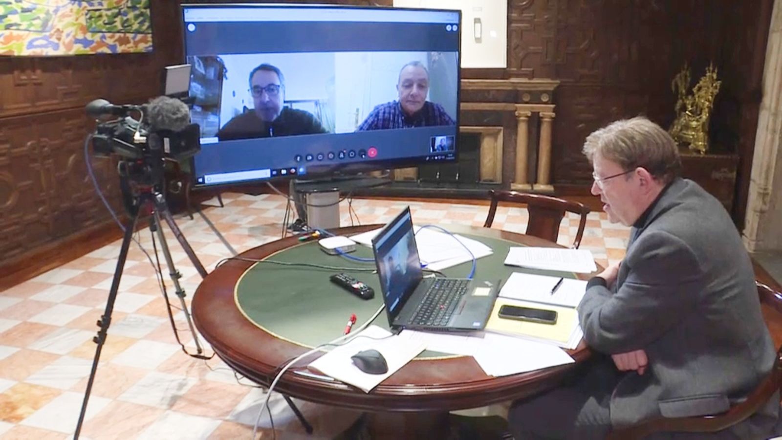 El president de la Generalitat, Ximo Puig, durant la videconferència amb els agents socials