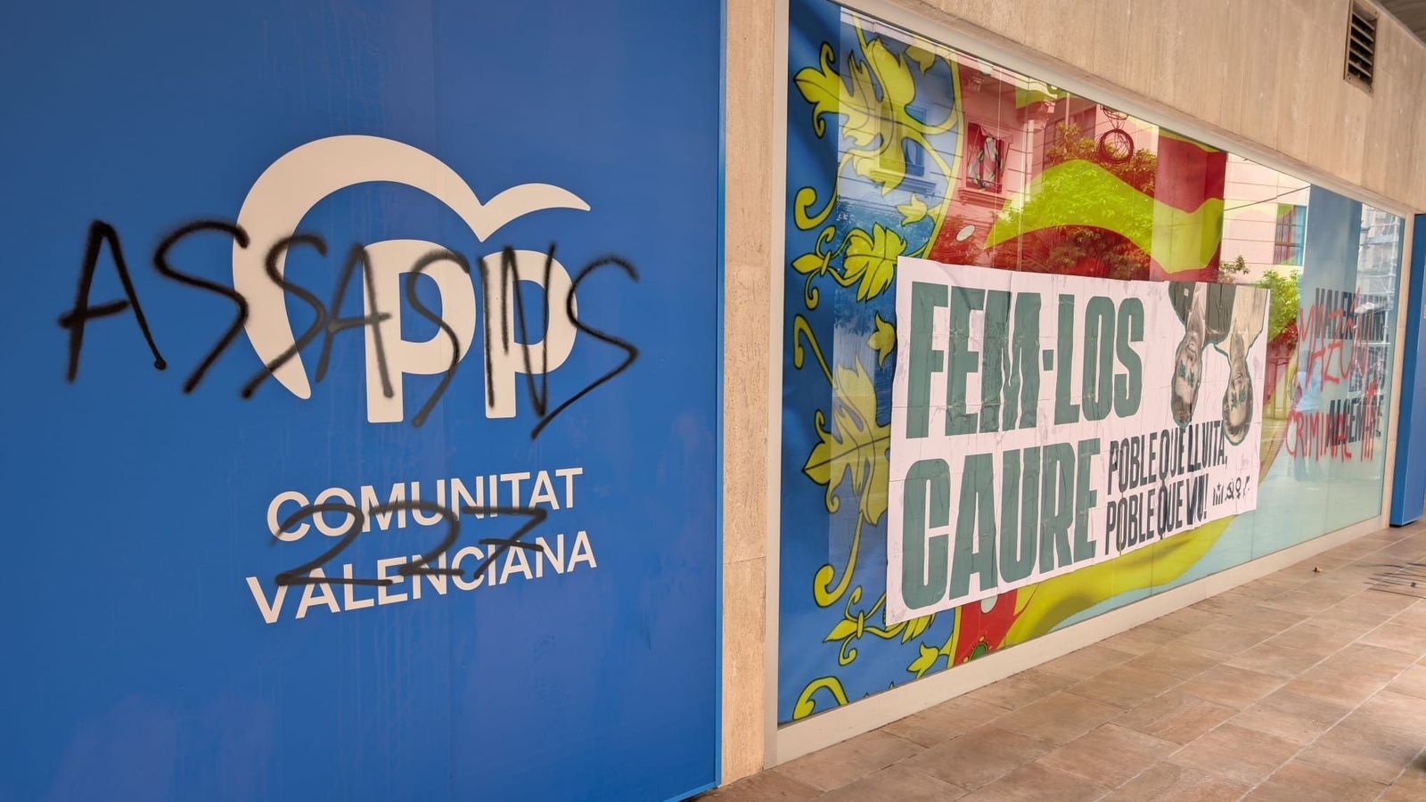Pintades a la façana de la seu del PPCV, este divendres