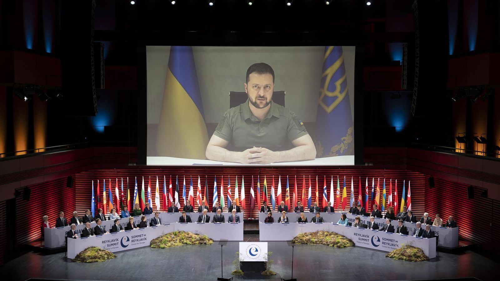 El president ucraïnés, Volodímir Zelenski, apareix en vídeo durant la sessió d'obertura de la quarta cimera de caps d'Estat i de govern del Consell d'Europa a Reykjavík El president ucraïnés, Volodímir Zelensky, apareix en vídeo durant la sessió d'obertura de la quarta cimera de caps d'Estat i de govern del Consell d'Europa a Reykjavík