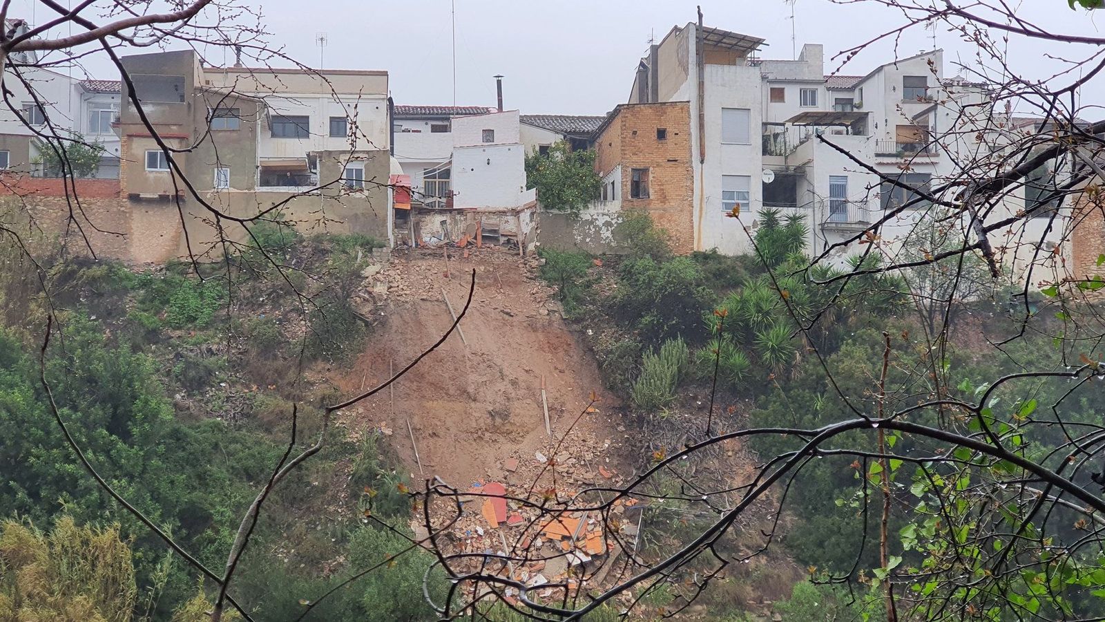 La part posterior de la vivenda que recau sobre el Cànyoles i que es va desprendre el cap de setmana