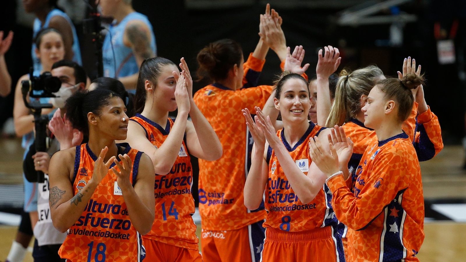 Les jugadores taronja celebren el pas a la final de la Copa de la Reina