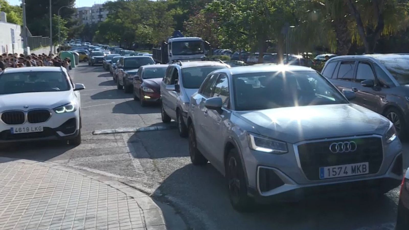 Un dels carrers d'accés al campus de Burjassot, totalment bloquejat, a primera hora d'este dimarts