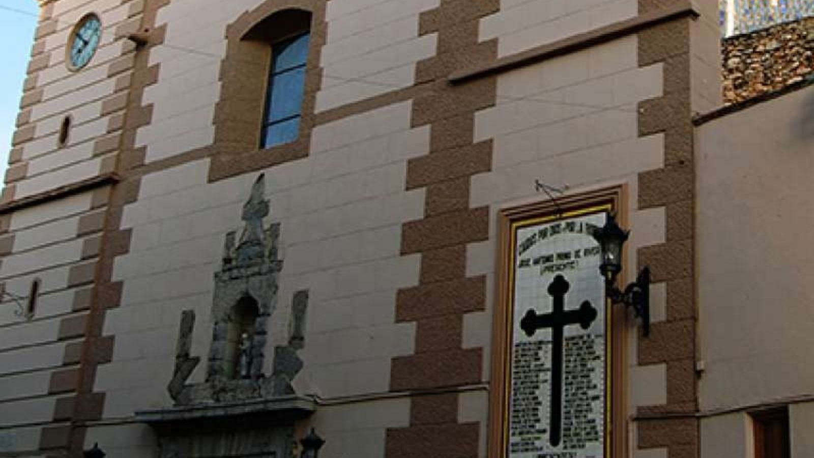 El panell està integrat per una creu davall de la qual s'esmenten 39 noms