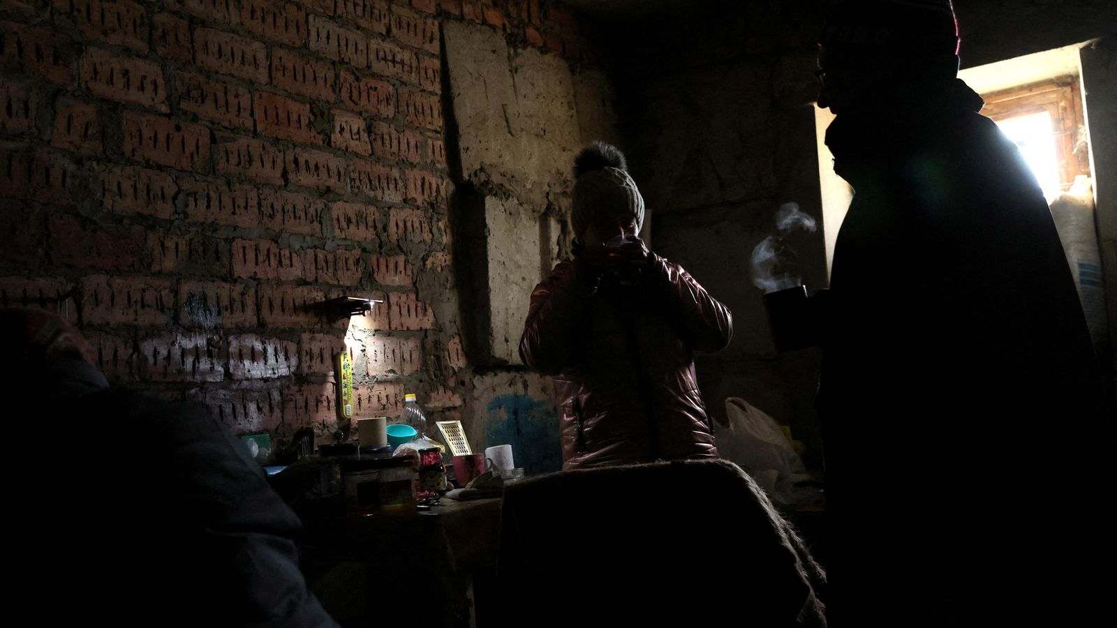 Lilia i Olexii prenen te al soterrani on viuen sense electricitat, aigua ni calefacció, després que l'edifici on vivien fora bombardejat a Síversk, Ucraïna Lilia i Olexii, de 42, prenen te calent a la llum tènue en el soterrani d'un edifici d'apartaments on viuen sense electricitat, aigua ni calefacció, després que l'edifici on vivien fora bombardejat a Siversk, Ucraïna