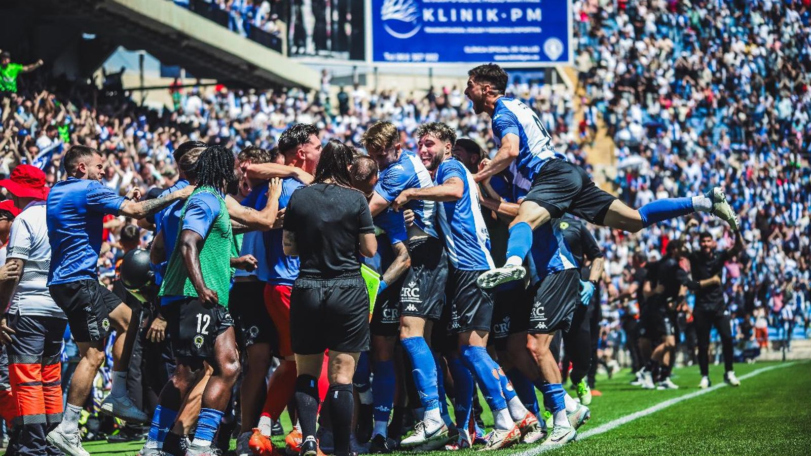 Així celebrava l'Hércules la victòria quan l'àrbitre va pitar el final de partit