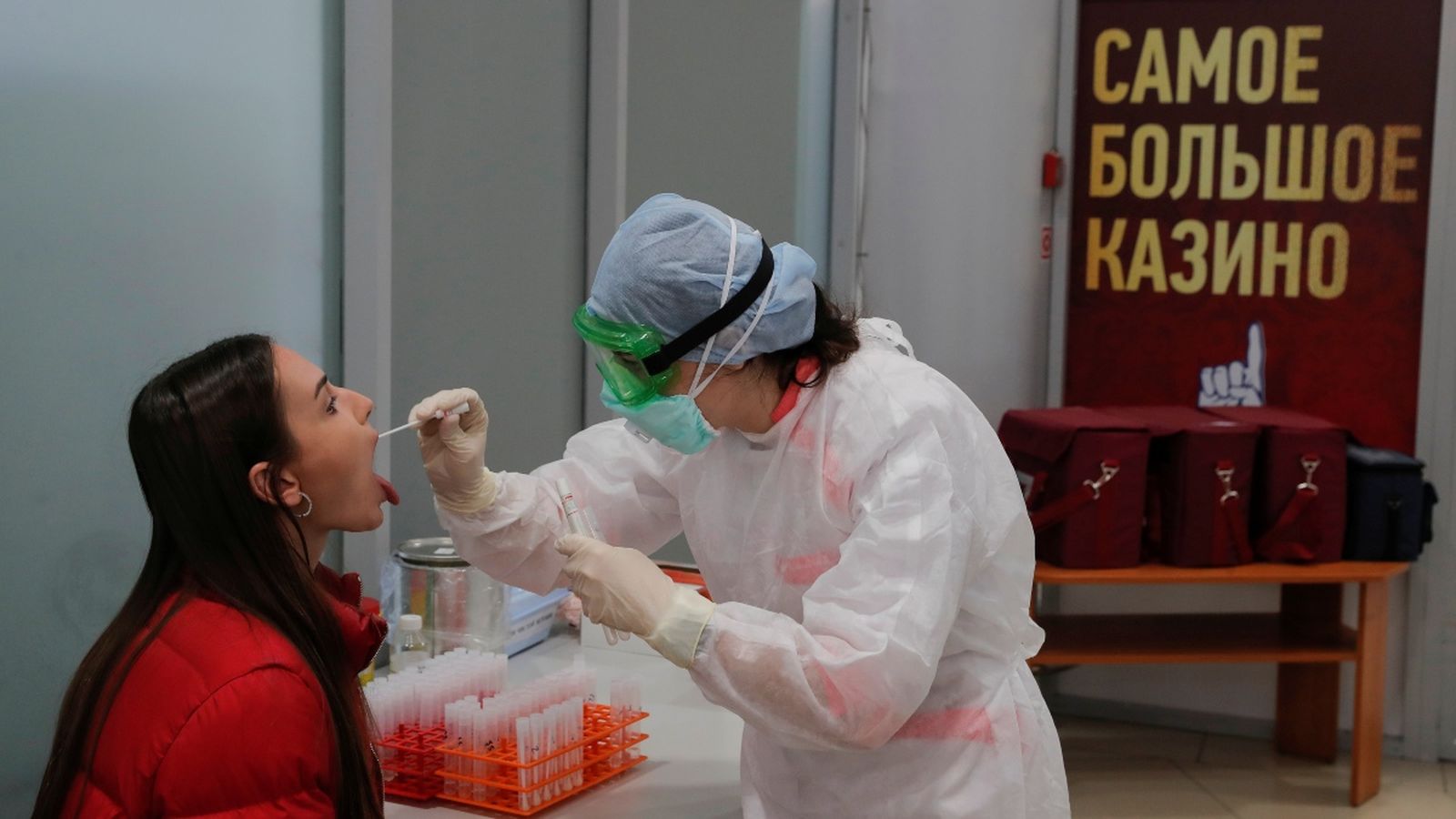 Una infermera trau mostres en un control de Covid-19 a l'aeroport rus de Minsk