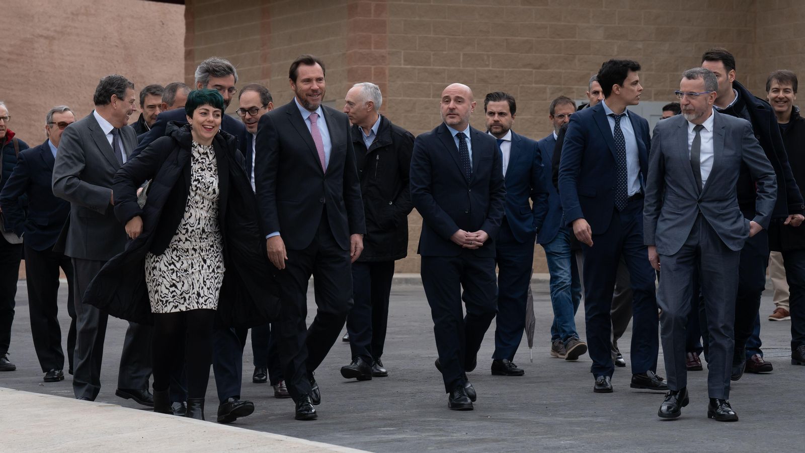 El ministre de Transports, envoltat de diversos càrrecs públics catalans, en un acte a Catalunya aquest divendres