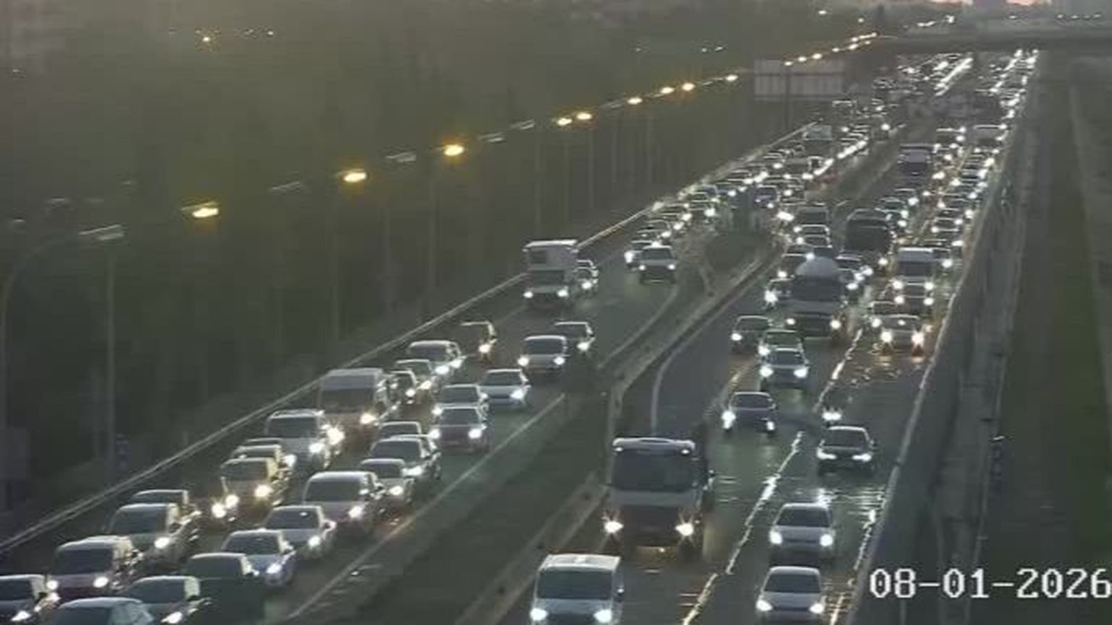 La V-30, a l'altura de Quart de Poblet, totalment col·lapsada passades les huit del matí d'este dijous