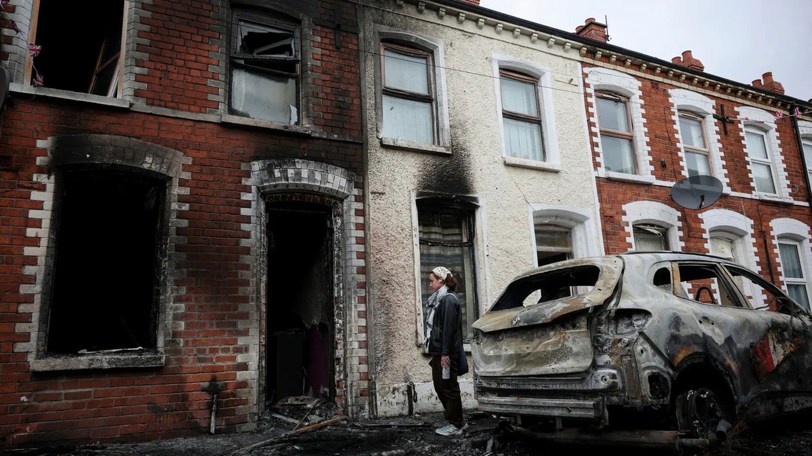Una vivenda incendiada durant els incidents a Belfast, a Irlanda del Nord