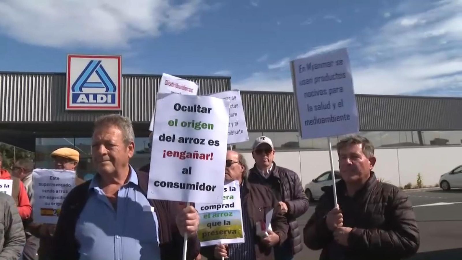 Un grup d'arrossers de l'Albufera ha protestat davant del supermercat Aldi d'Alfafar