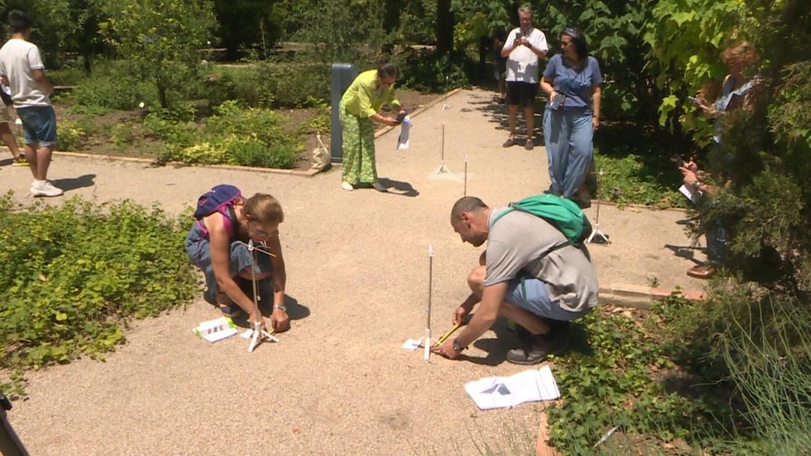 Els alumnes del taller amiden la circumferència del nostre planeta amb l'ombra d'un pal de 'selfie'