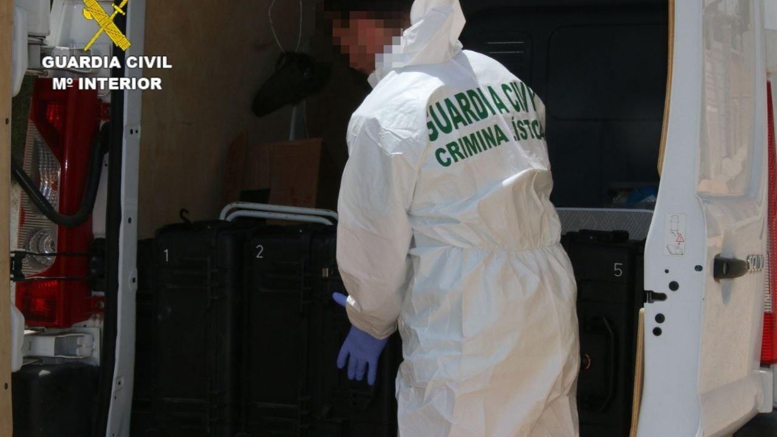 Agents de la unitat de criminalística de la Guàrdia Civil investiguen al lloc dels fets