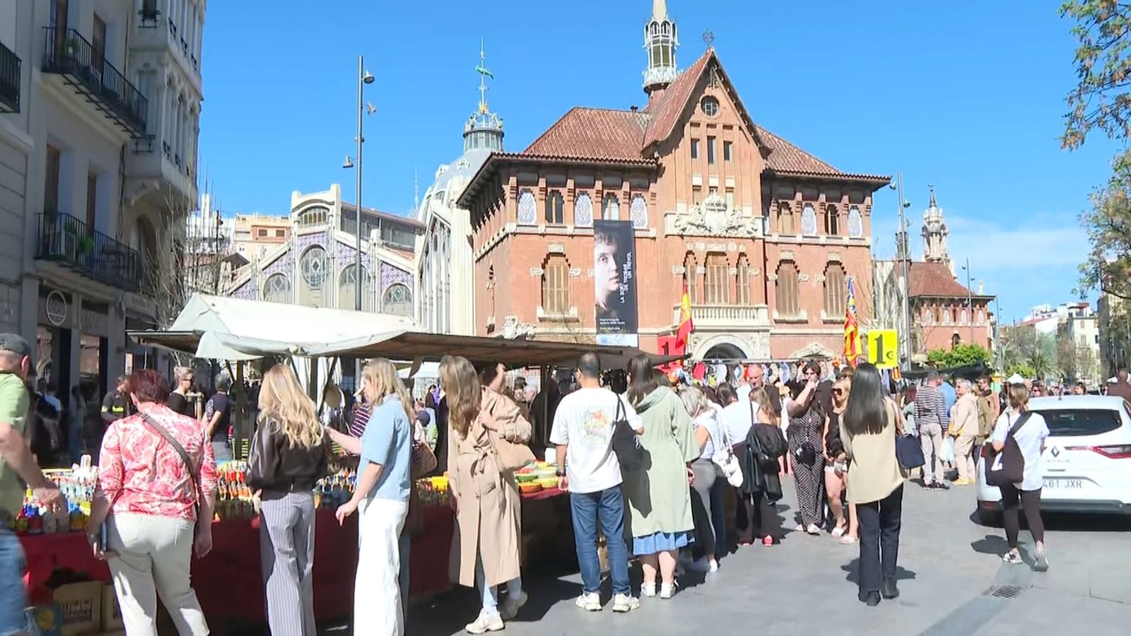 La plaça del Mercat Central de València plena de turistes este divendres