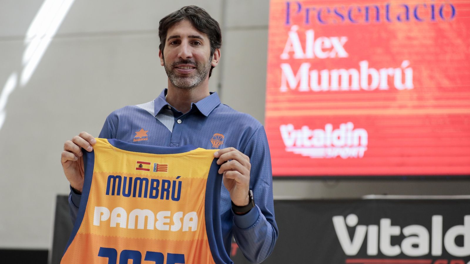 Mumbrú en la seua presentació com a nou tècnic del València Basket
