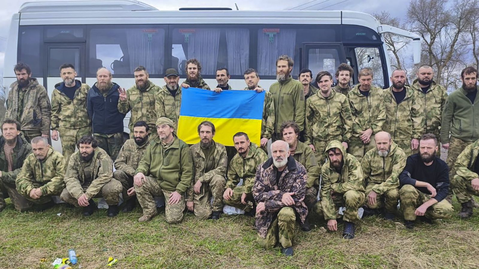 Els 130 presoners de guerra ucraïnesos alliberats per Rússia en l'intercanvi ortodox de Pasqua