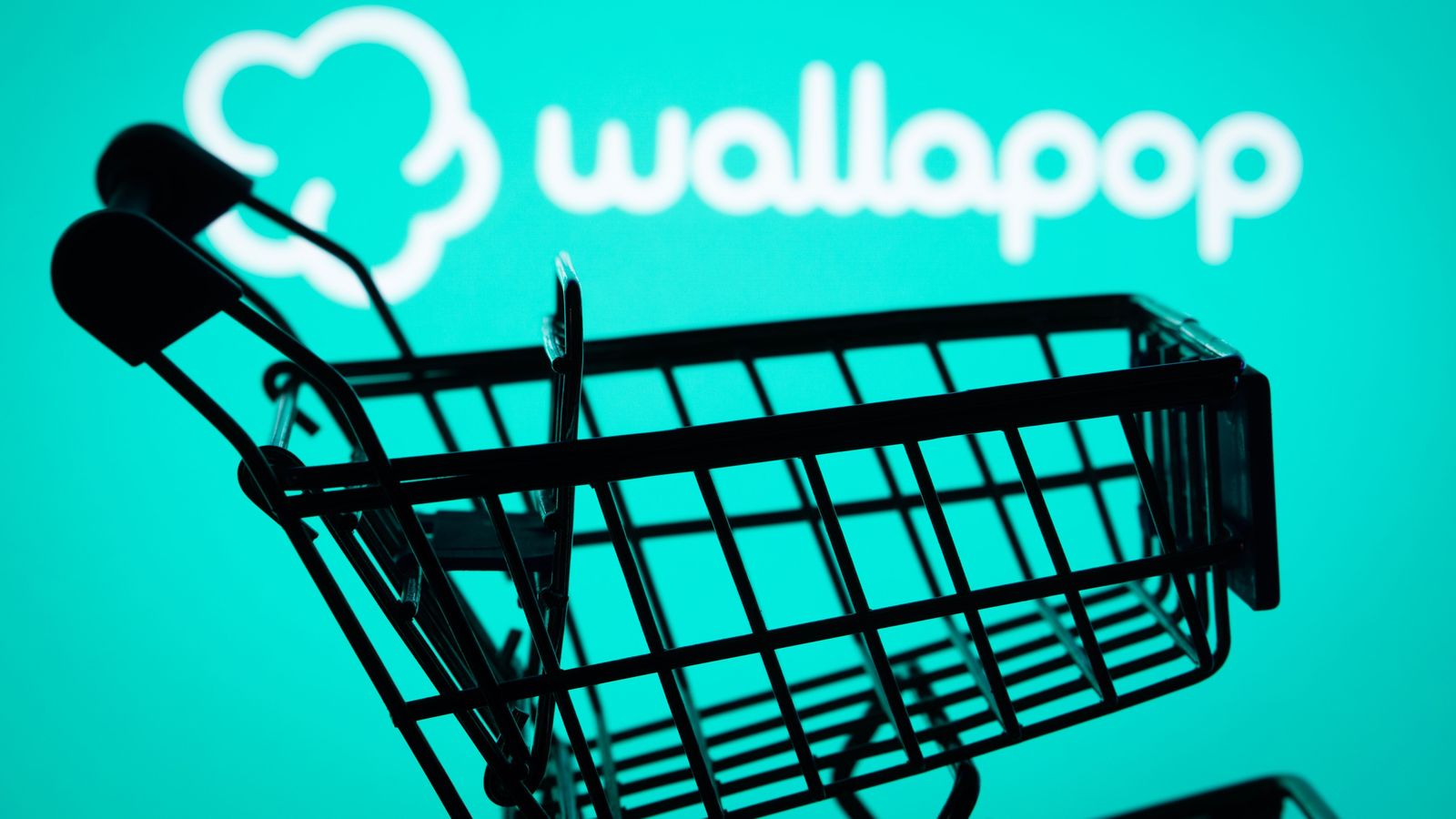 Silueta d'un carret de compres enfront del logotip de Wallapop