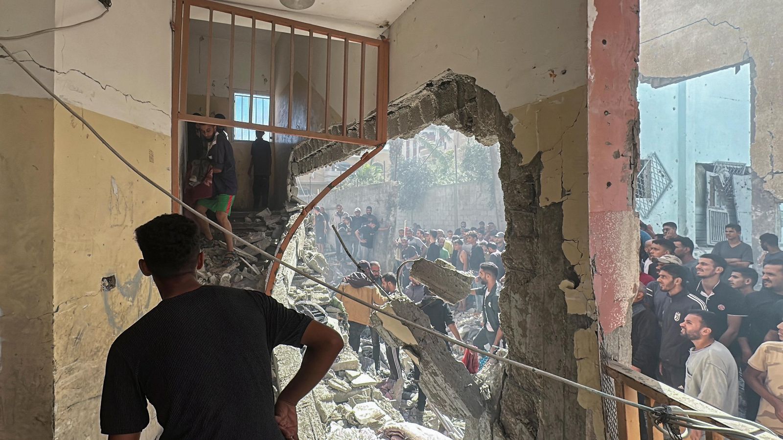 En imatge, un dels forats que ha causat l'atac isrealià a l'escola refugi de Nuseirat