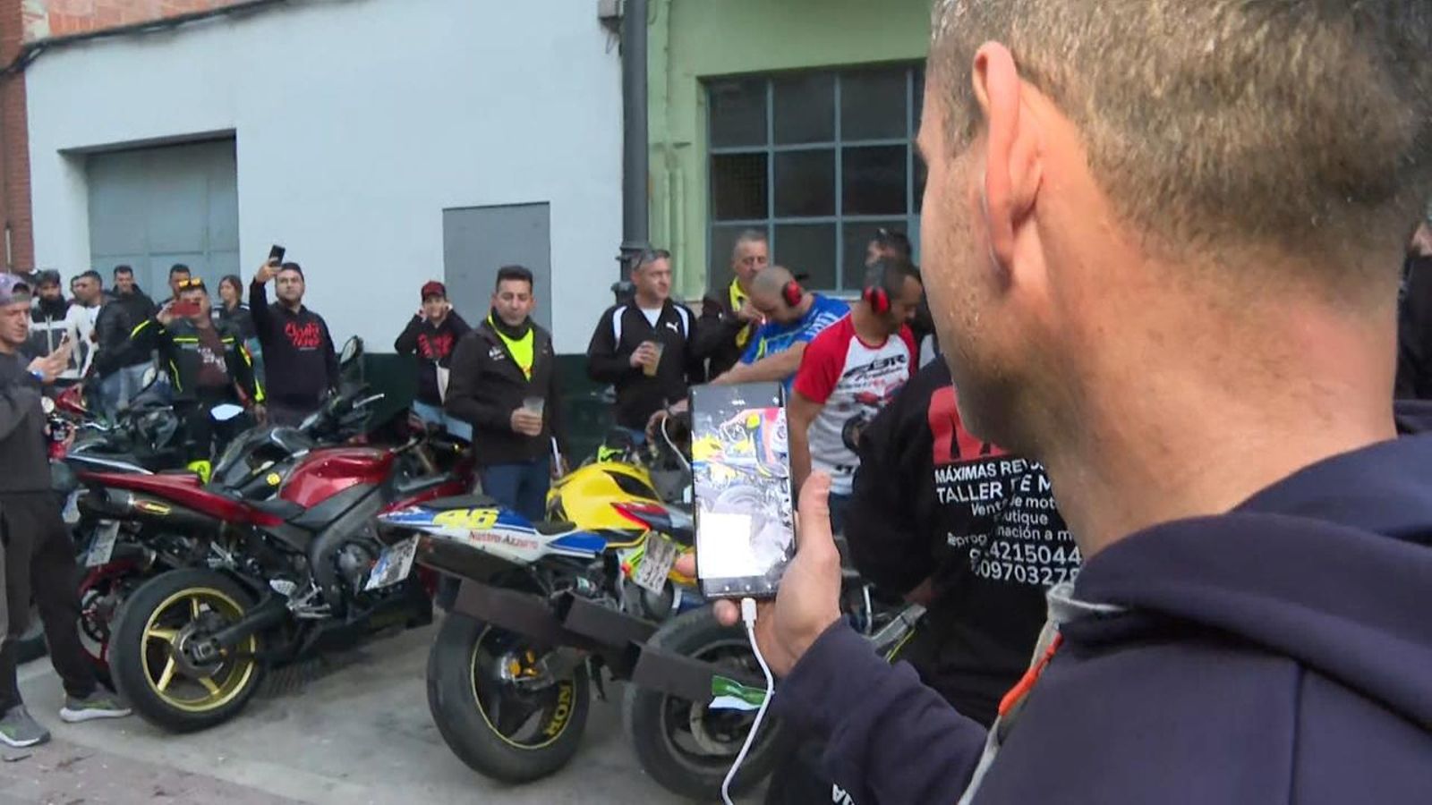 Els aficionats a les motos omplin els bars, restaurants, botigues i comerços de Cheste