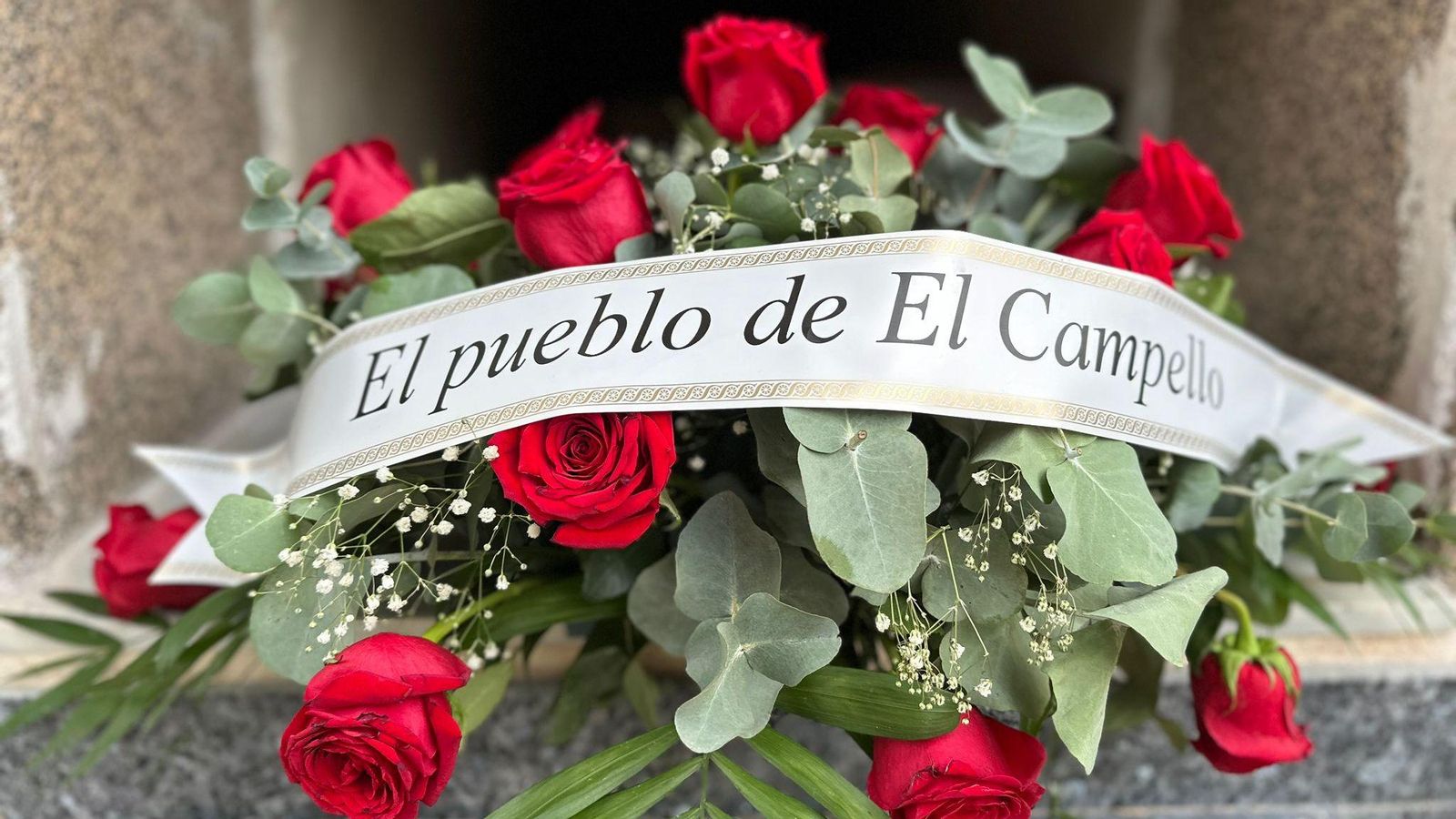 Flors en el nínxol on reposen ja les restes de Rafael Altamira i Pilar Redondo