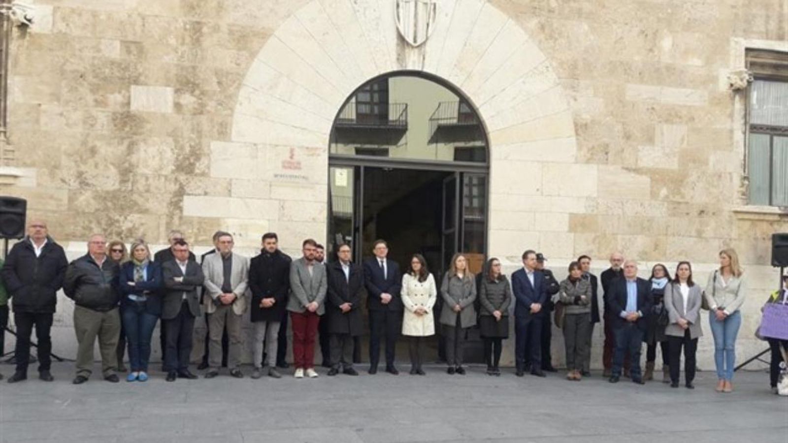 Concentració de membres del govern valencià en repulsa contra la violència de génere
