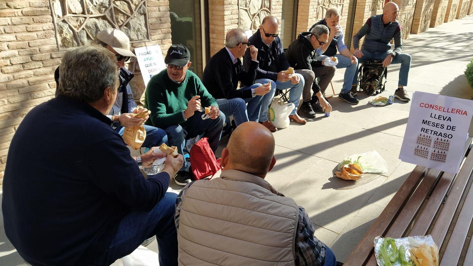 Asseguda reivindicativa amb esmorçar inclòs dels arrossers pels retards en el pagament de les ajudes de la PAC Asseguda reivindicativa amb esmorçar inclòs dels arrossers pels retards en el pagament de les ajudes de la PAC