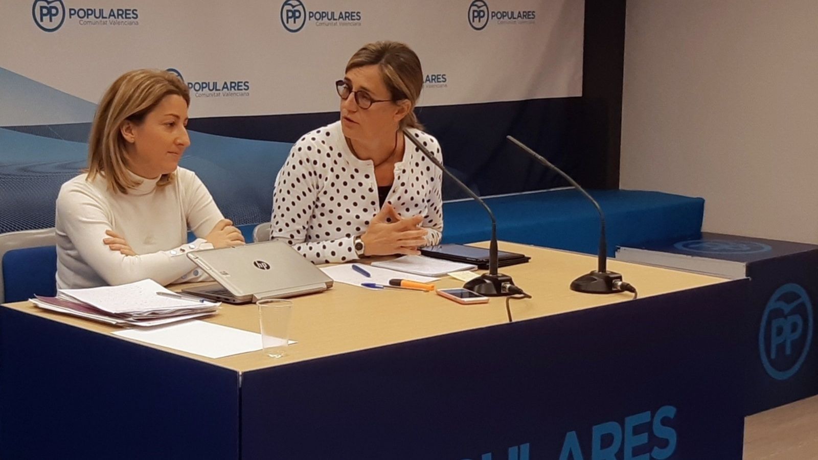 La vicesecretària del PPCV, Elena Bastidas (dreta), i la portaveu d'Igualtat en les Corts, Blanca Garrigues, durant la roda de premsa