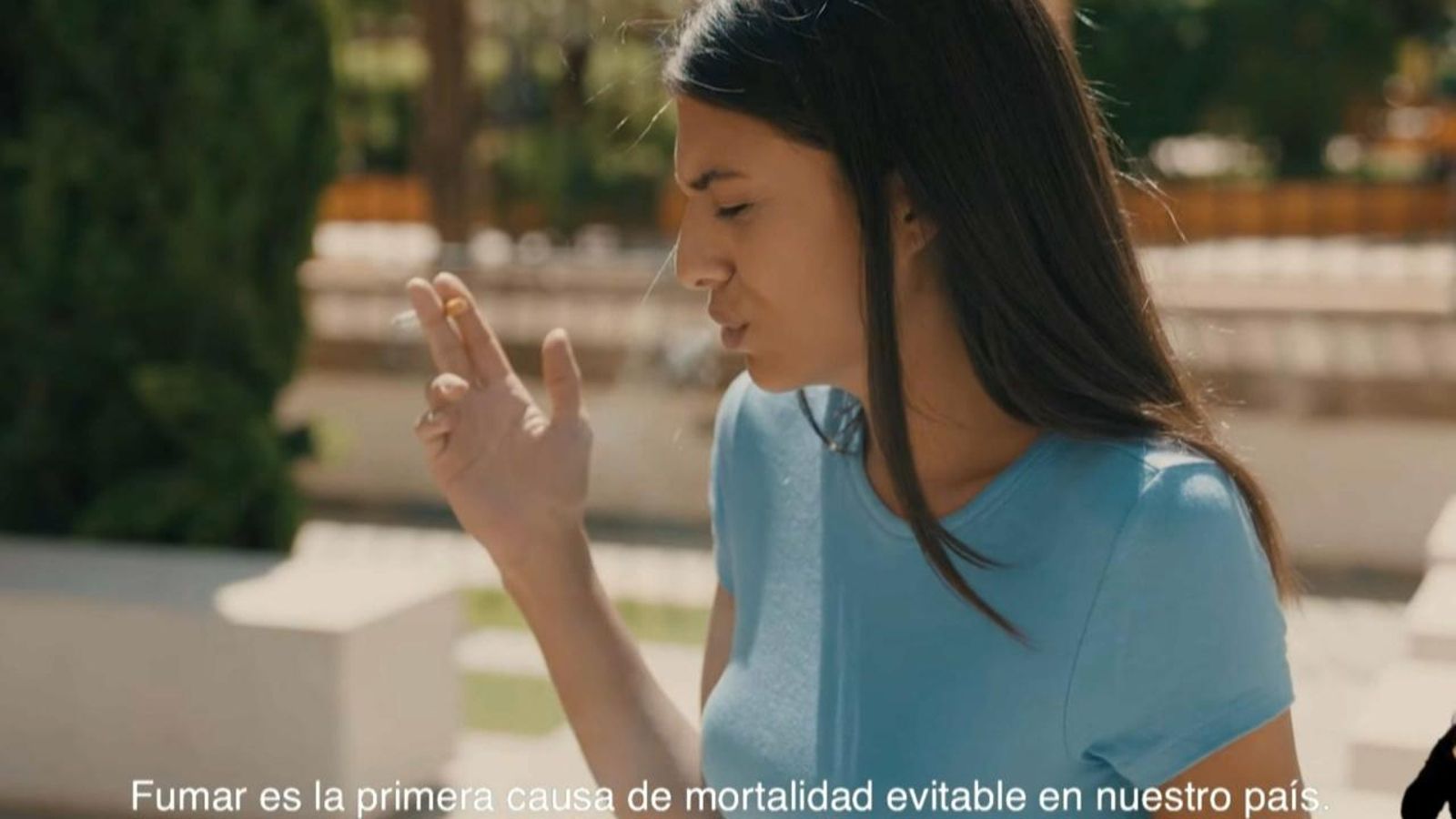 Campanya que mostra una jove fumant