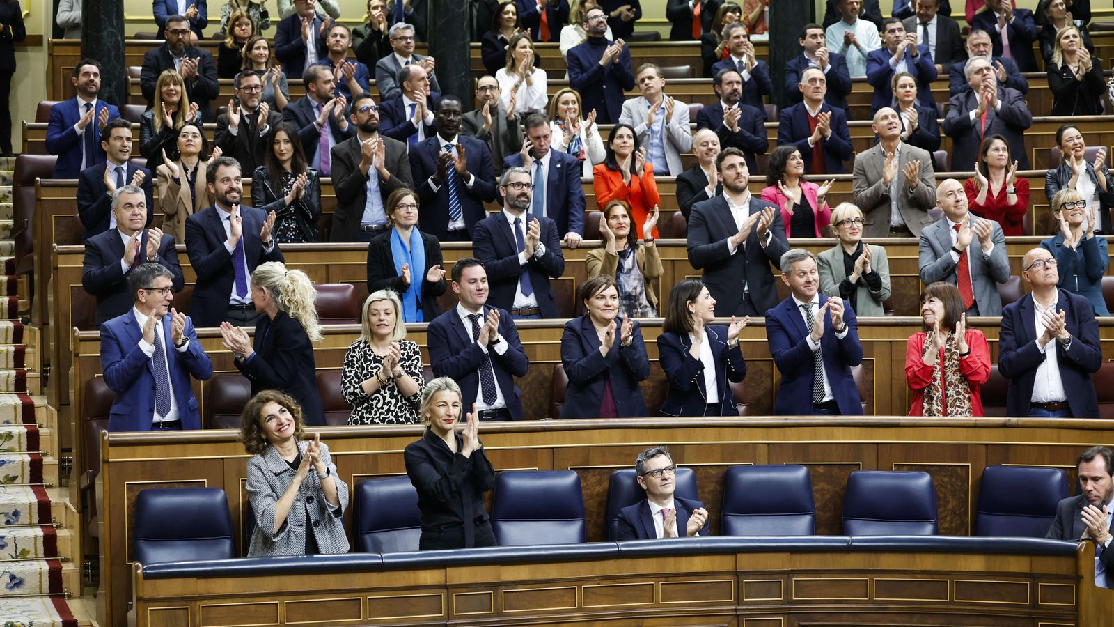 Diputats del PSOE i membres del govern aplaudeixen en Congrés dels Diputats aquest dijous