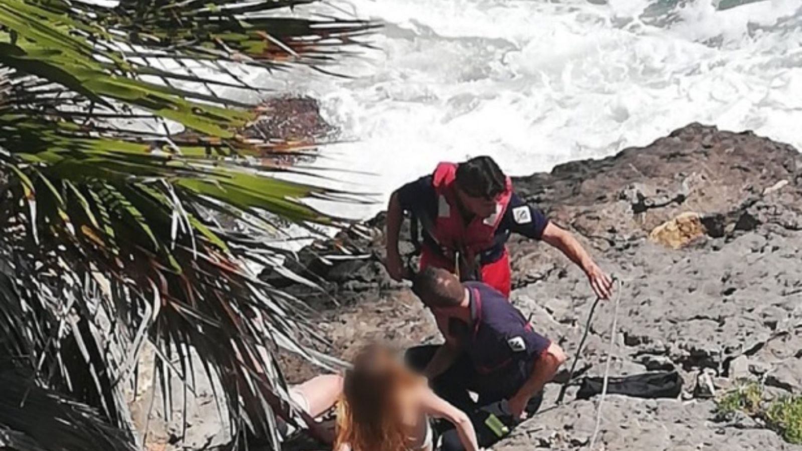 Una dotació de bombers els ha rescat de la roca a pocs metres de la cala del Senyor d'Orpesa.