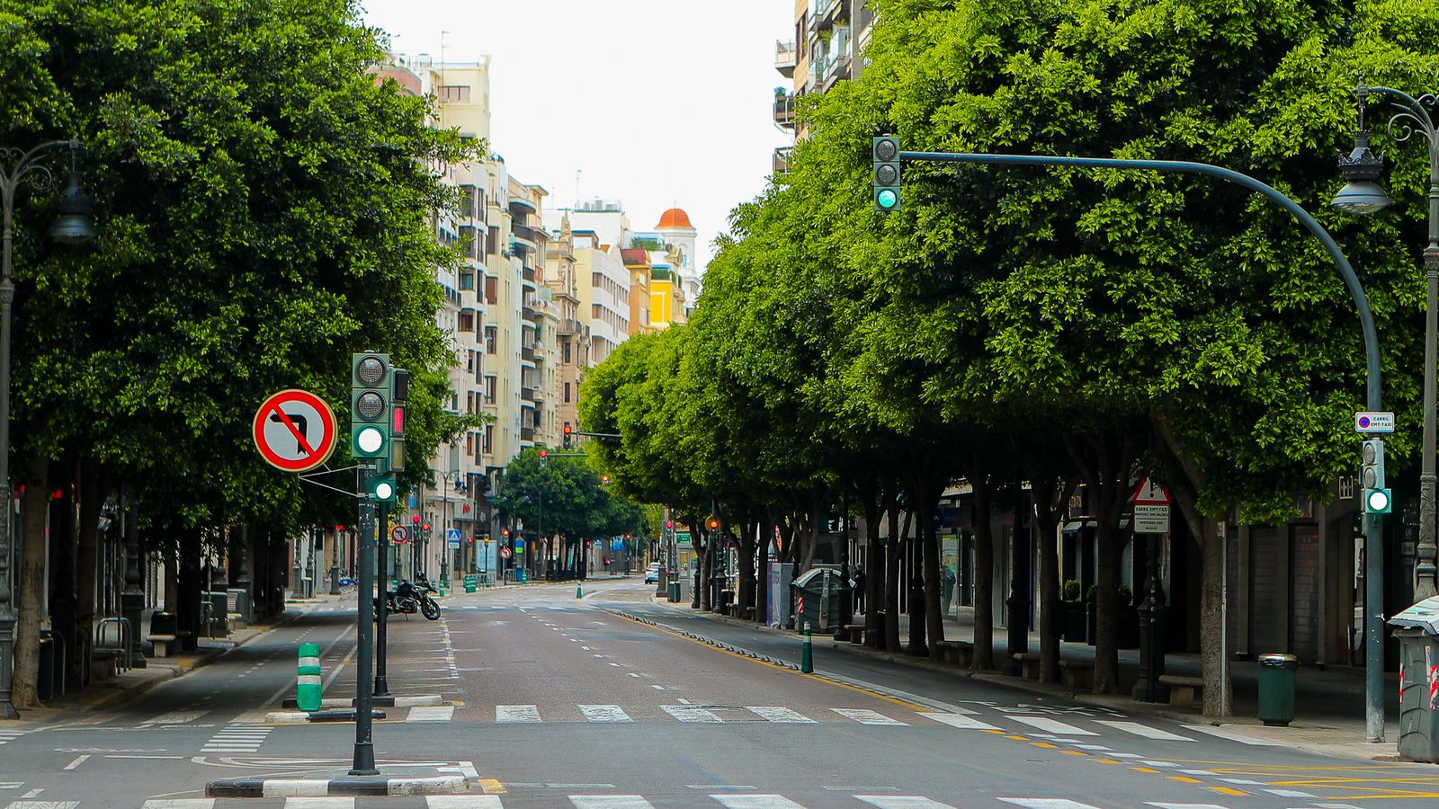 El carrer Colom de Valènca, el divendres Sant de Pasqua (10 d'abril) completamen buit durant la pandèmia de 2020