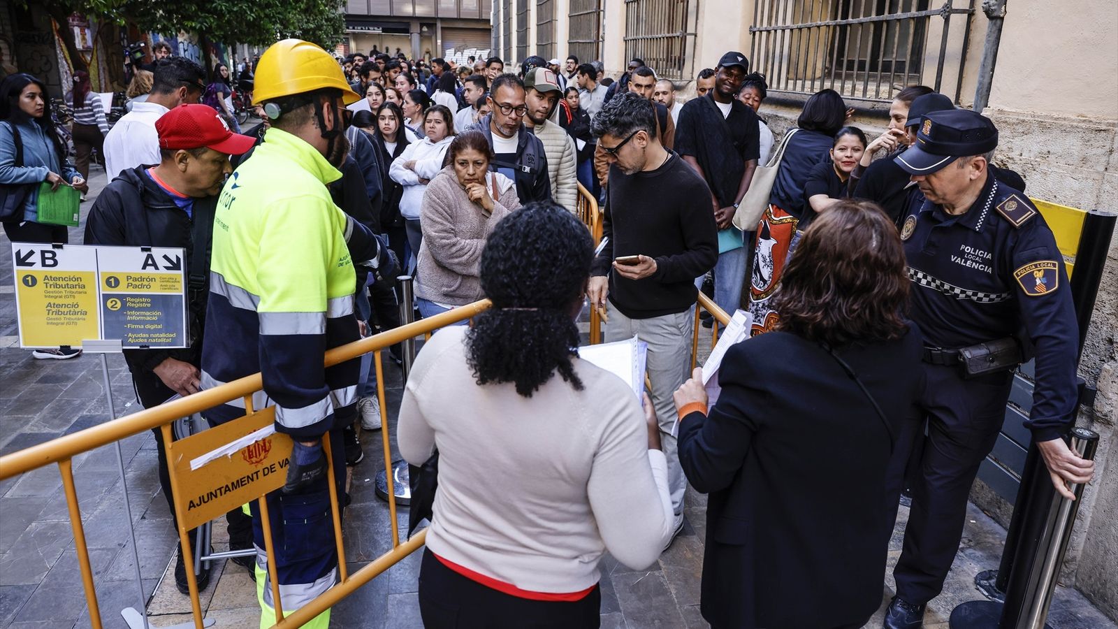 Cues en oficines municipals de l'Ajuntament de València per a recaptar documentació per a la regularització de migrants