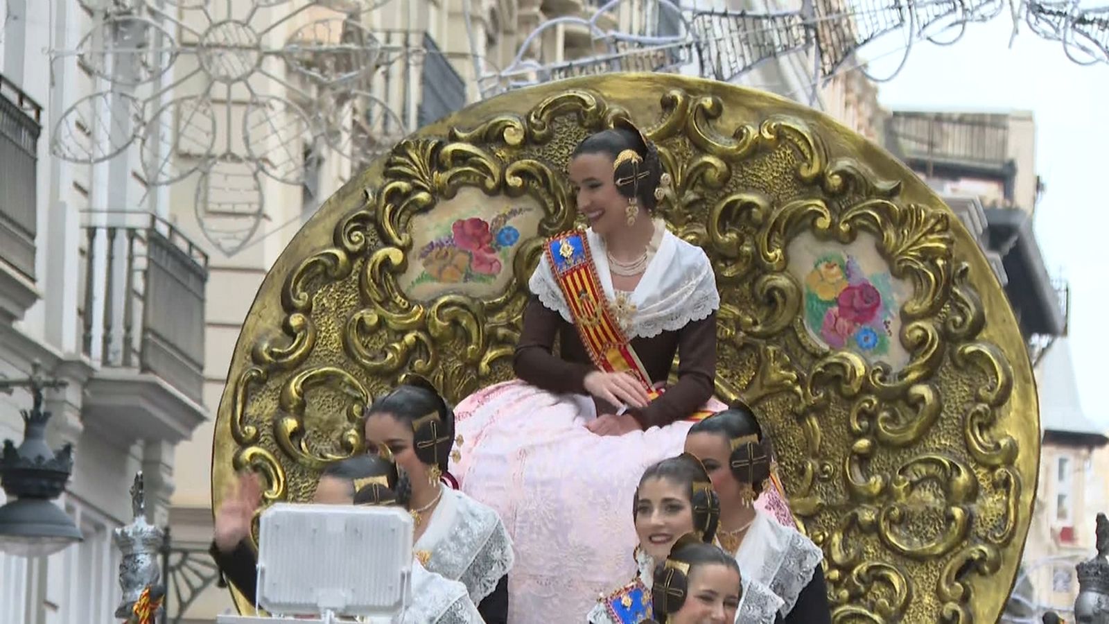 La fallera major de València en la Cavalcada del Ninot
