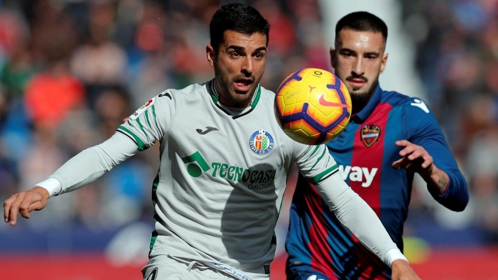 Eric Cabaco lluita per un baló