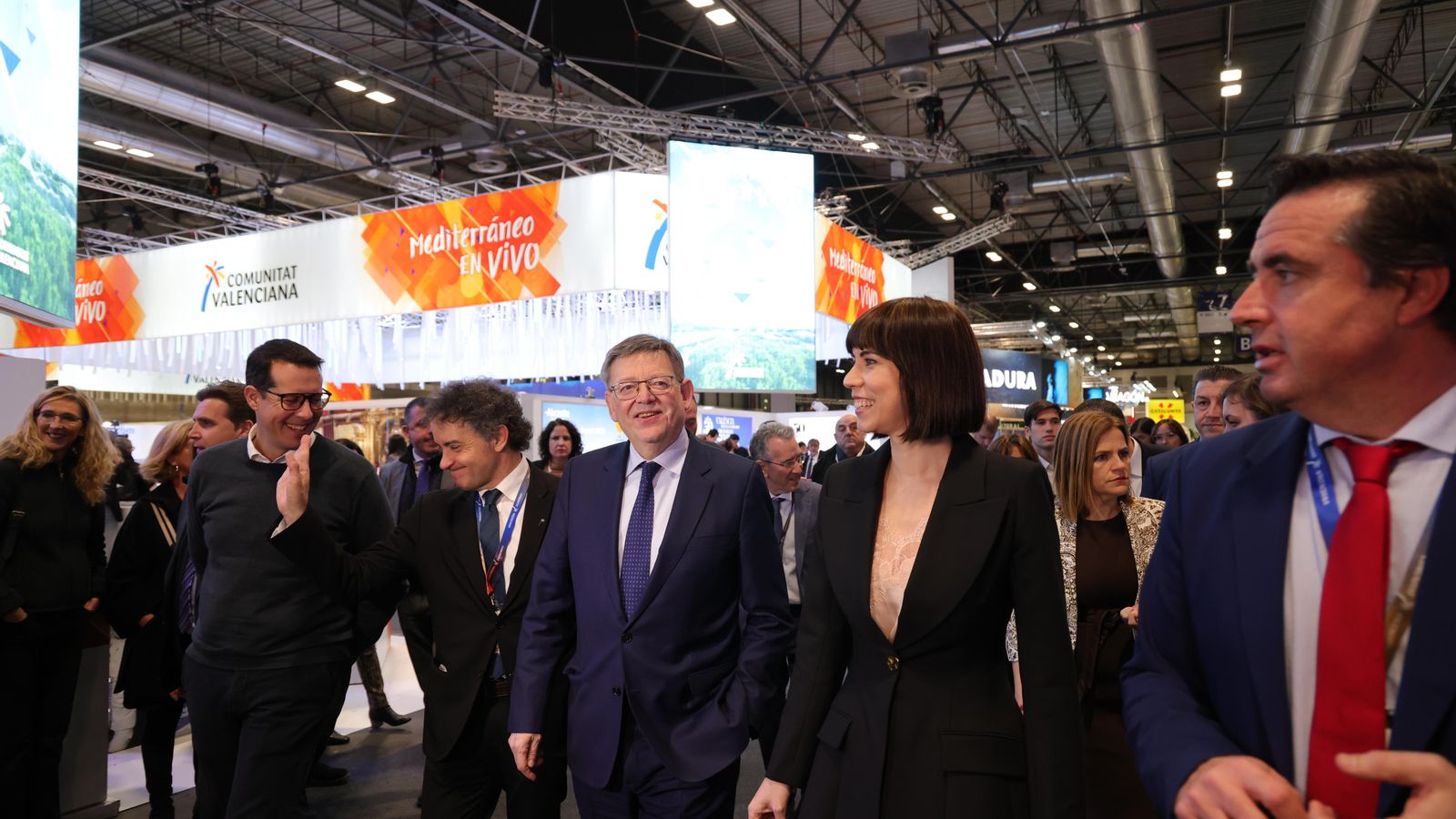 Colomer, Puig i Morant caminen entre els estands de la Comunitat Valenciana a Fitur Colomer, Puig i Morant passejant entre els estands de la Comunitat Valenciana a Fitur