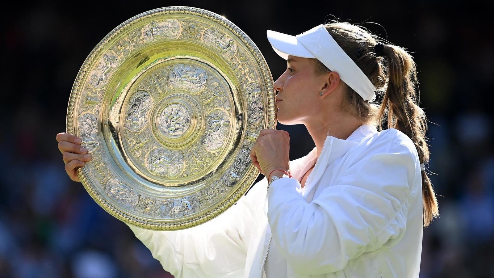 Rybakina besa el trofeu de campiona