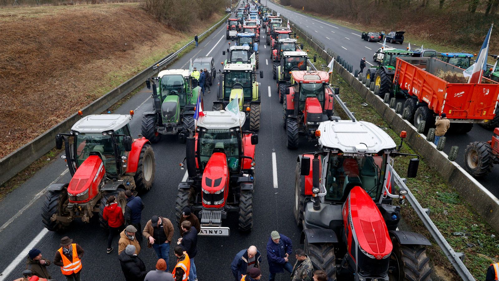 Desenes d'agricultors tallen el pas en una autopista francesa