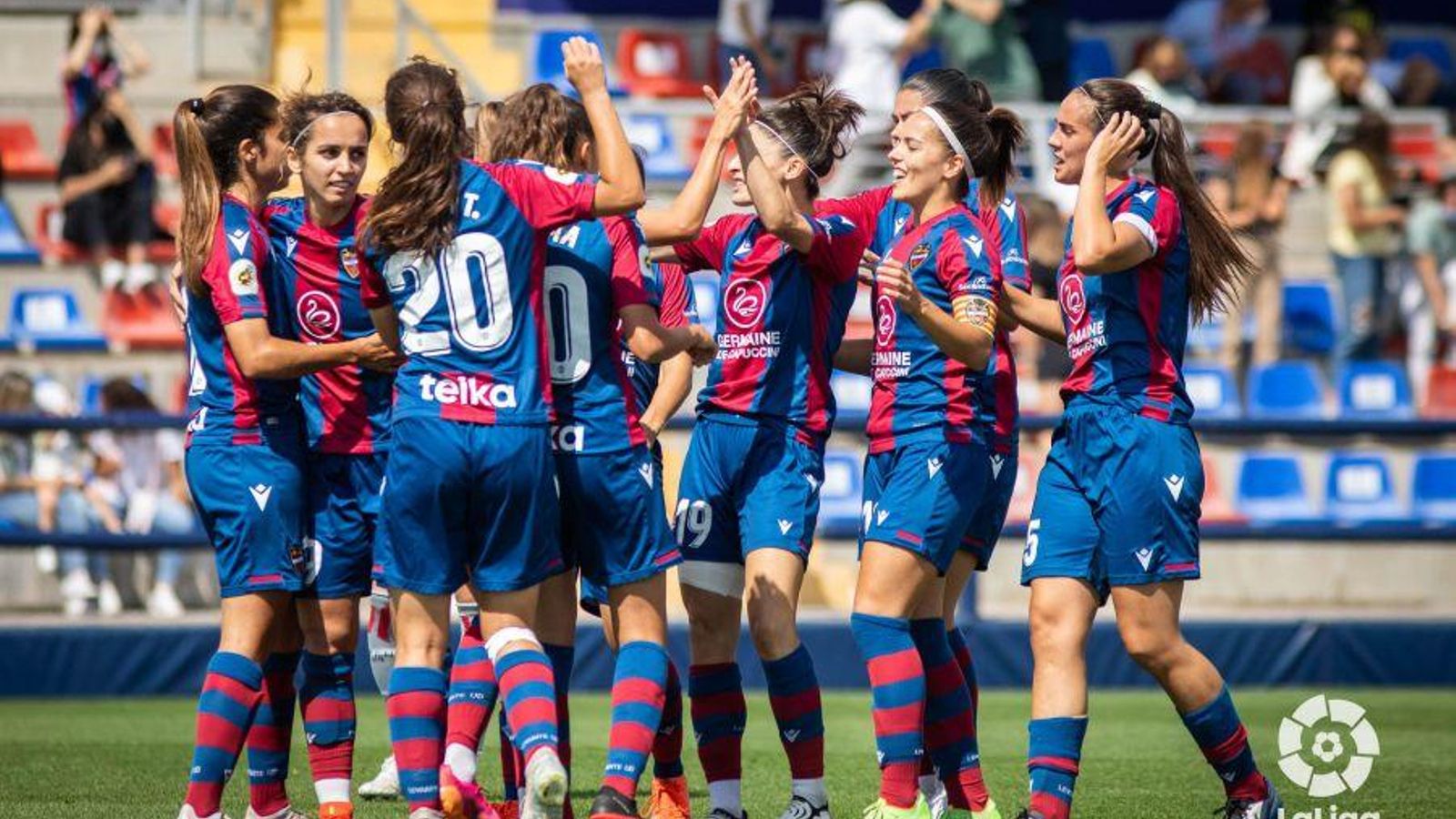 Les jugadores granota celebren un dels gols