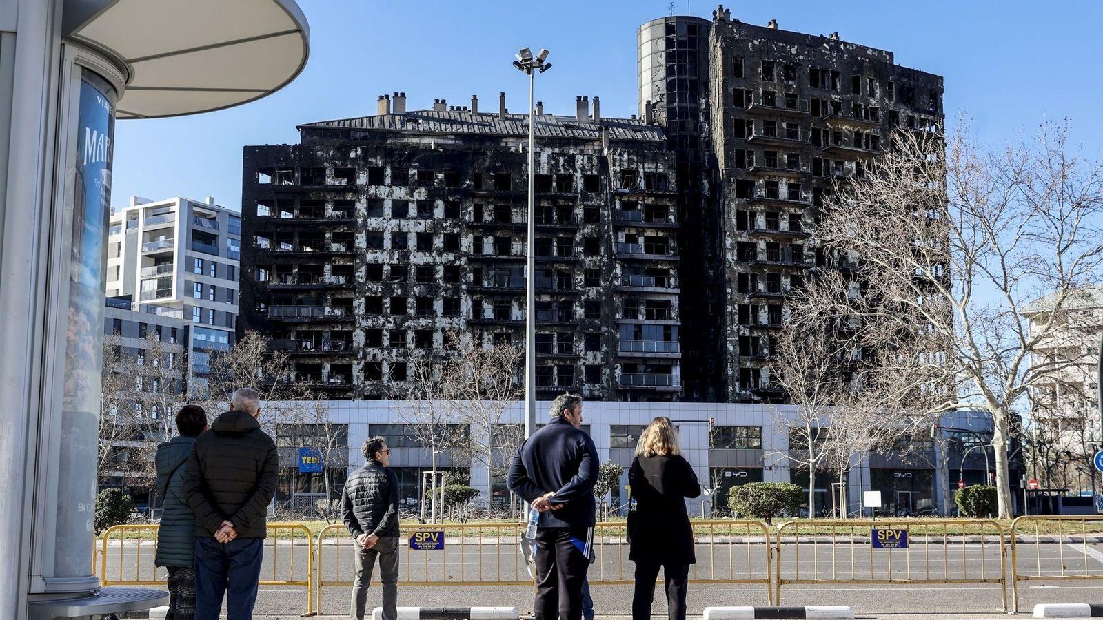 El veïnat contempla l'estructura cremada de l'edifici de Campanar en què es va declarar l'incendi