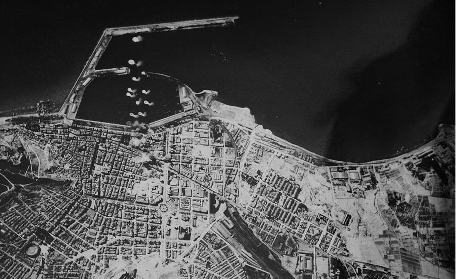 Bombardeig sobre les instal·lacions del port d’Alacant