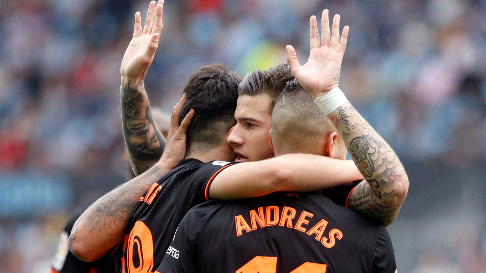 Santi Mina rep les felicitacions dels seus companys després de marcar el gol