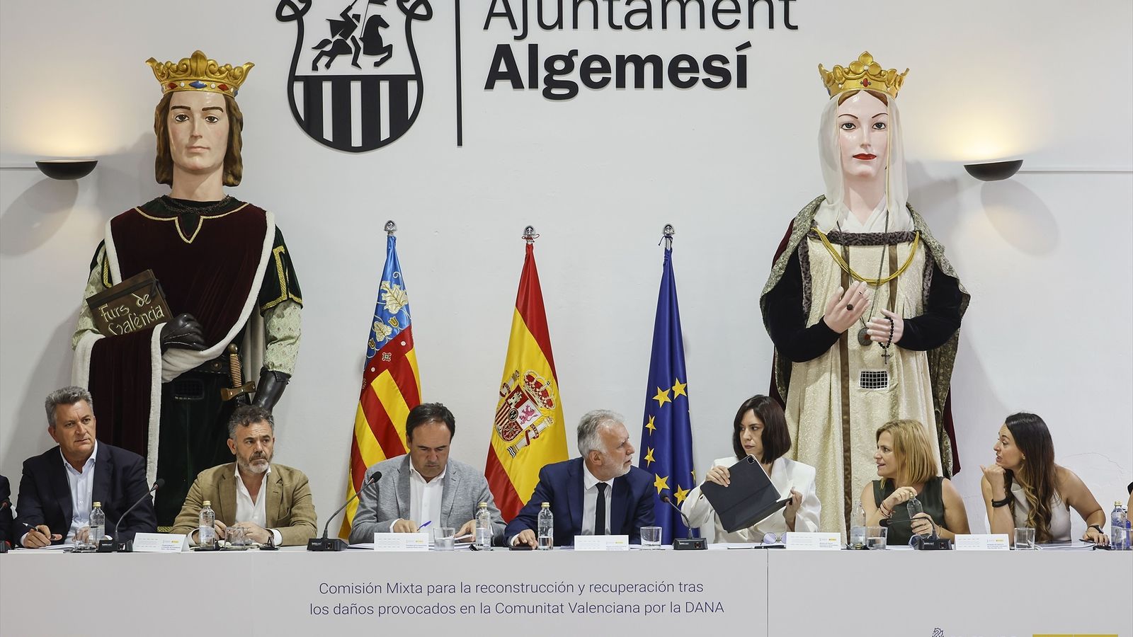El vicepresident segon i conseller de Presidència de la Generalitat Valenciana, José Díez Climent; el president de la Generalitat Valenciana, Juanfran Pérez Llorca; el ministre de Política Territorial i Memòria Democràtica, Ángel Víctor Torres; la ministra de Ciència, Innovació i Universitats i secretària general del PSPV-PSOE, Diana Morant, i la delegada del Govern en la Comunitat Valenciana, Pilar Bernabé, durant la reunió de la Comissió Mixta per a la reconstrucció i recuperació després dels danys provocats per la DANA de 2024, a 26 de juny de 2026, a Algemesí, València, Comunitat Valenciana (Espanya).