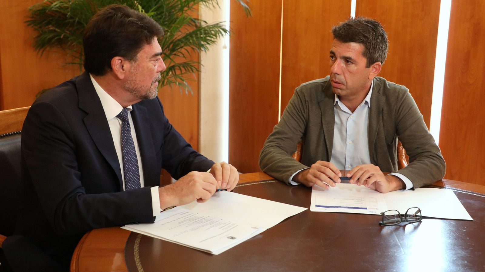 Carlos Mazón, a la dreta, conversa amb Luis Barcala, alcalde d'Alacant, en la visita a l'ajuntament d'aquesta ciutat
