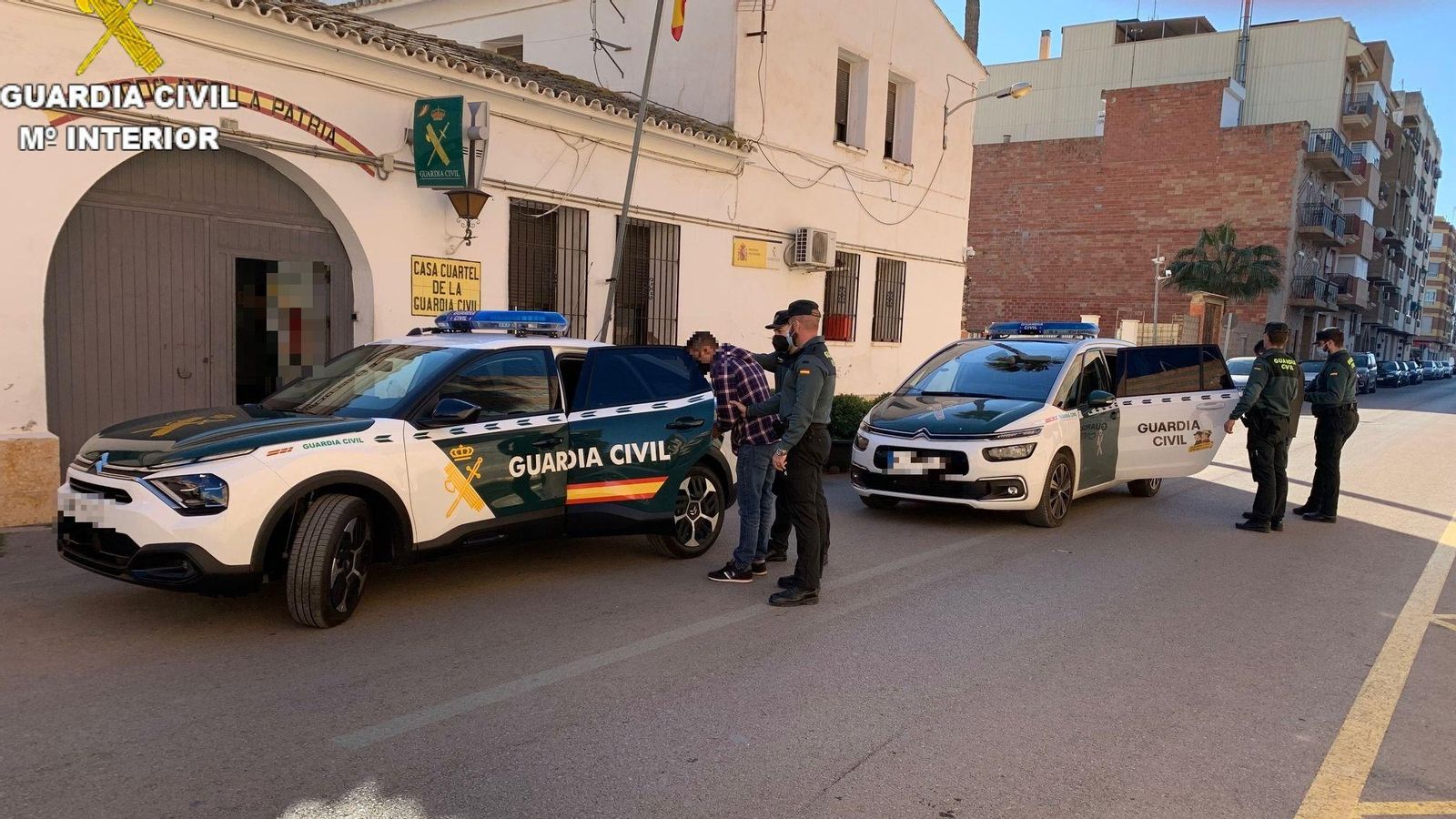 Un dels presumptes lladres, davant la caserna de la Guàrdia Civil Un dels presumptes lladres, davant la caserna de la Guàrdia Civil