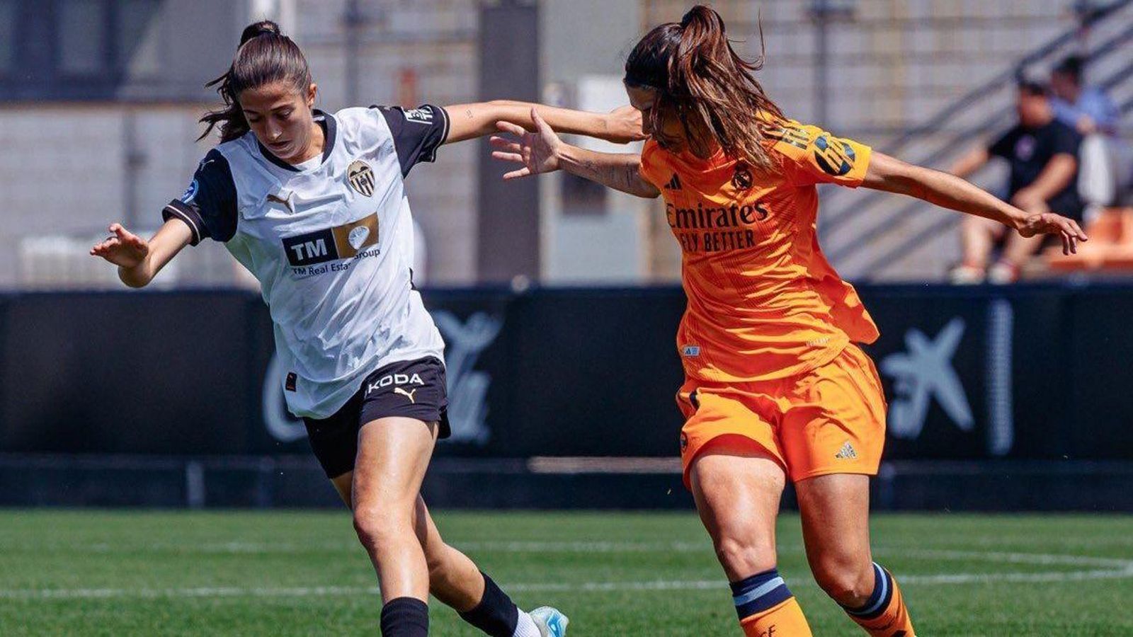 Una jugadora del València pugna amb una del Reial Madrid en una acció del duel