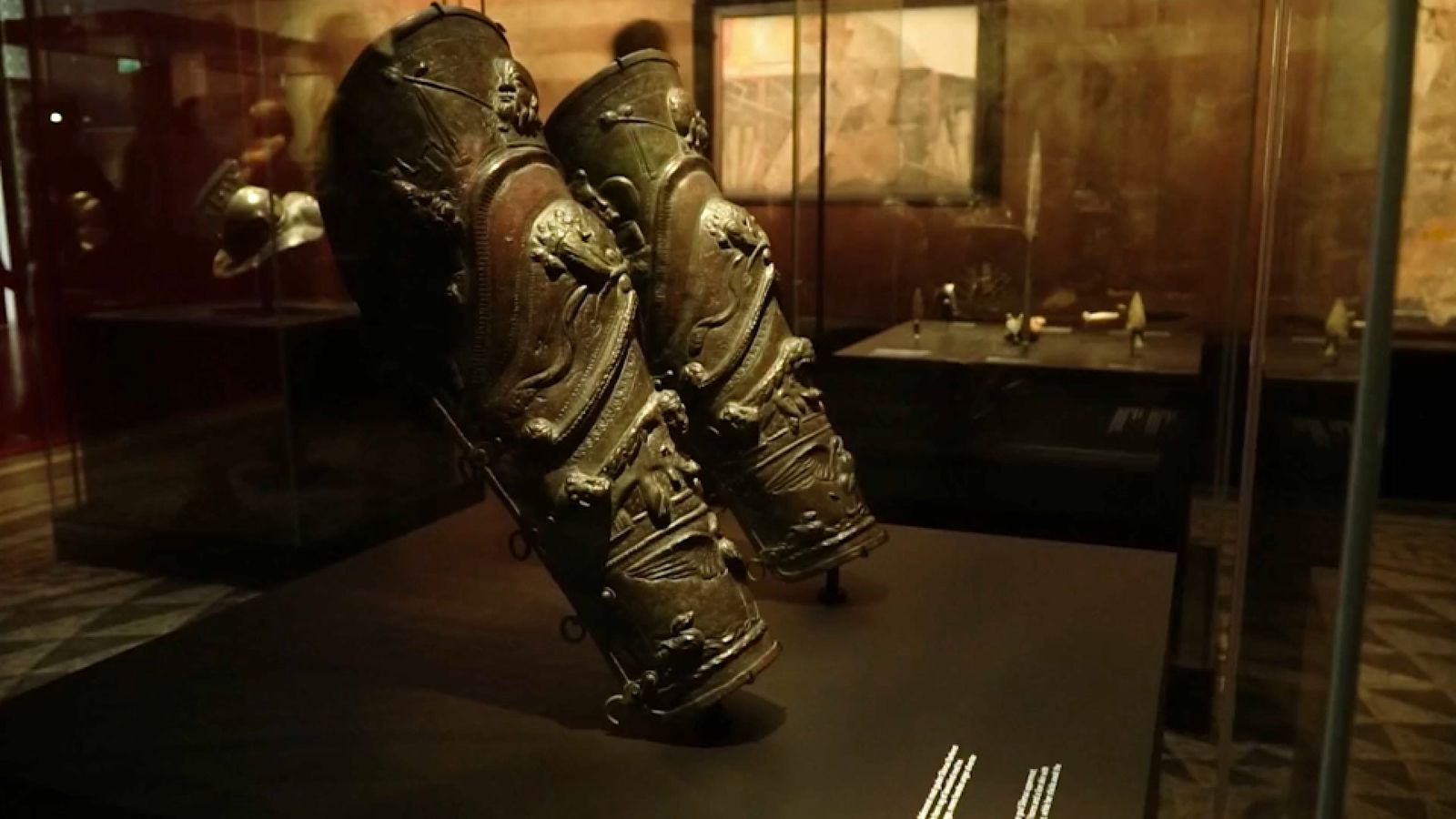 Canelleres originals dels gladiadors que s'exposen al museu alacantí dins la mostra 'Gladiadors, herois del Colosseu'