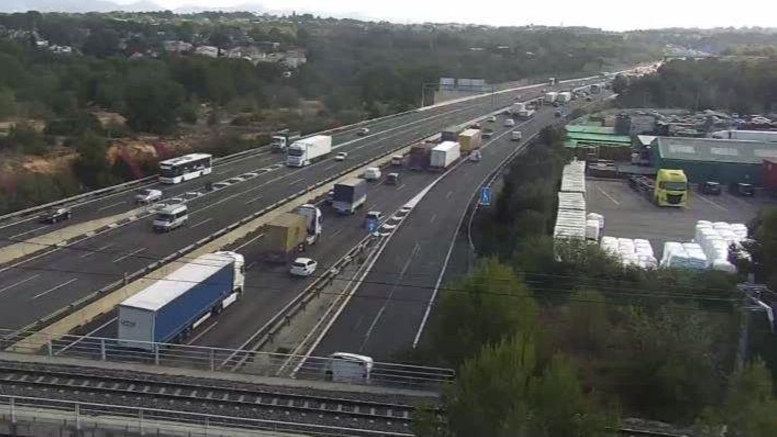 Enllaç de l'autovia A-70 amb la V-30 este dilluns, amb trànsit dens